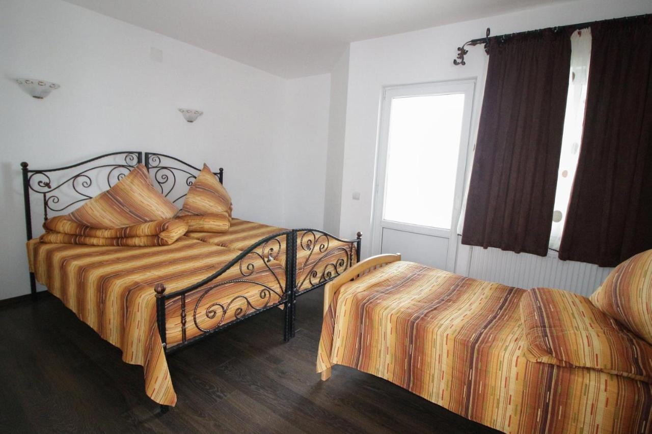 Motel Aris Meridian Piatra Neamt Room photo